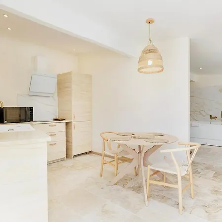 Saltwater Pool, Ac, & 6 Large Bedrooms Montagne (Gironde)