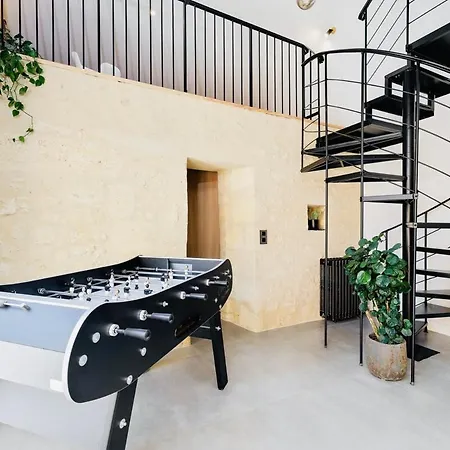 Saltwater Pool, Ac, & 6 Large Bedrooms Villa