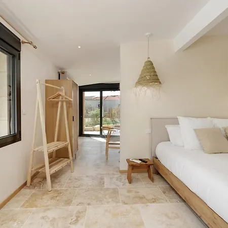 Saltwater Pool, Ac, & 6 Large Bedrooms Villa *